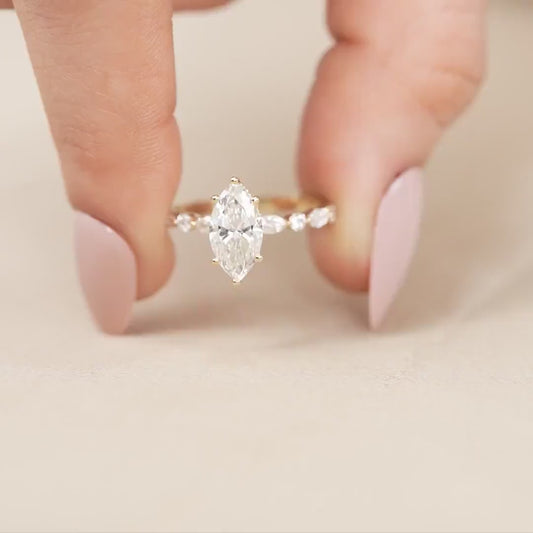 Anillo Viena — Diamante marquesa de 1.50 ct con acentos laterales en oro 14k