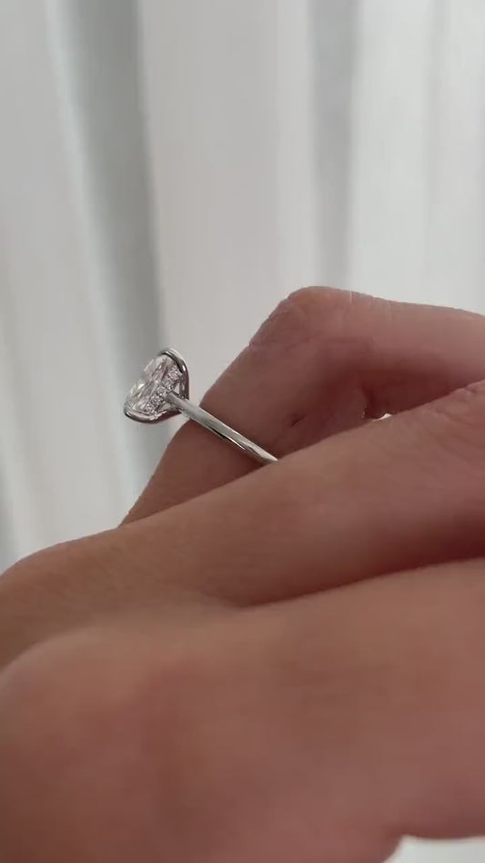 Anillo de Compromiso Cushion Alargado Hidden Halo 3 ct en Oro 14k