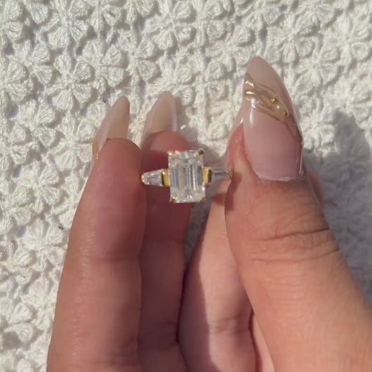 Anillo Aspen — Diamante esmeralda de 3 ct con baguettes laterales en oro 14k