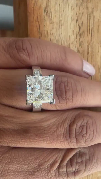 Anillo de Compromiso Corte Princesa, Diamante de 5 ct en Oro de 14 Kilates.