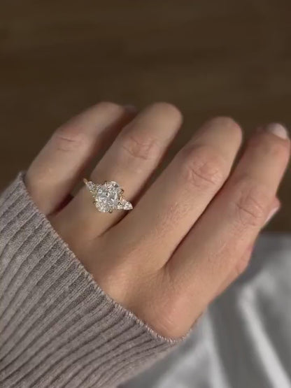 Anillo Oslo — Diamante oval de 2 ct en oro 14k