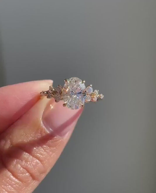 Anillo Niza — Diamante oval de 2 ct con cluster floral en oro 14k