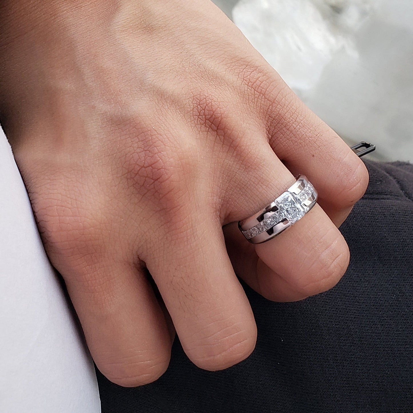 Anillo de Compromiso para Hombre con Diamante Radiante de 3.20 Quilates